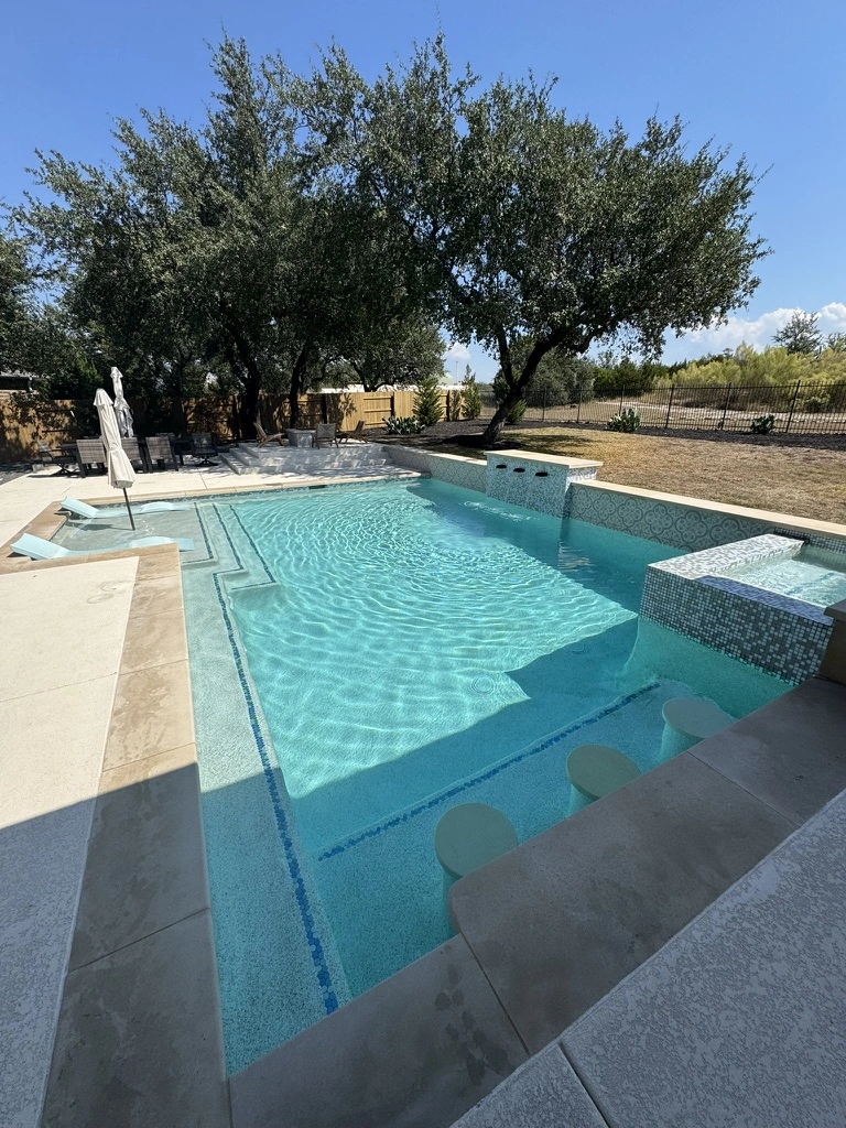 Weekly pool cleaning service photo